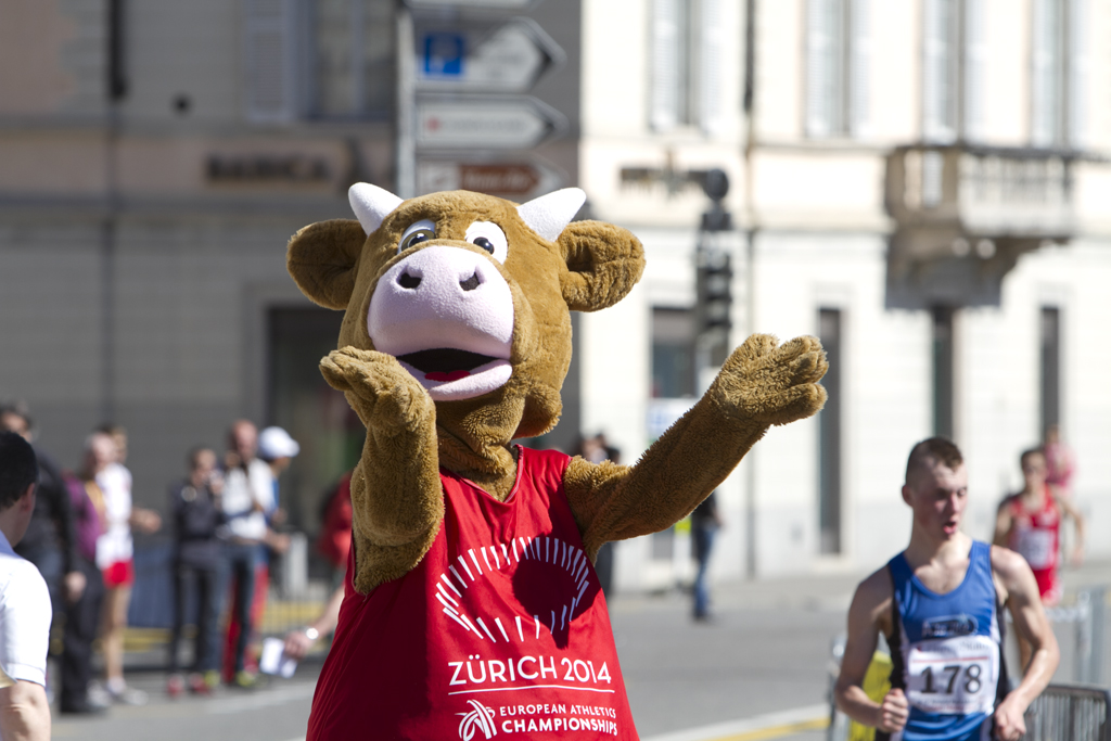 La mascotte Cooly de Zurich 2014 était présente au Lugano Trophy le 16 mars 2014 [J.Genet]