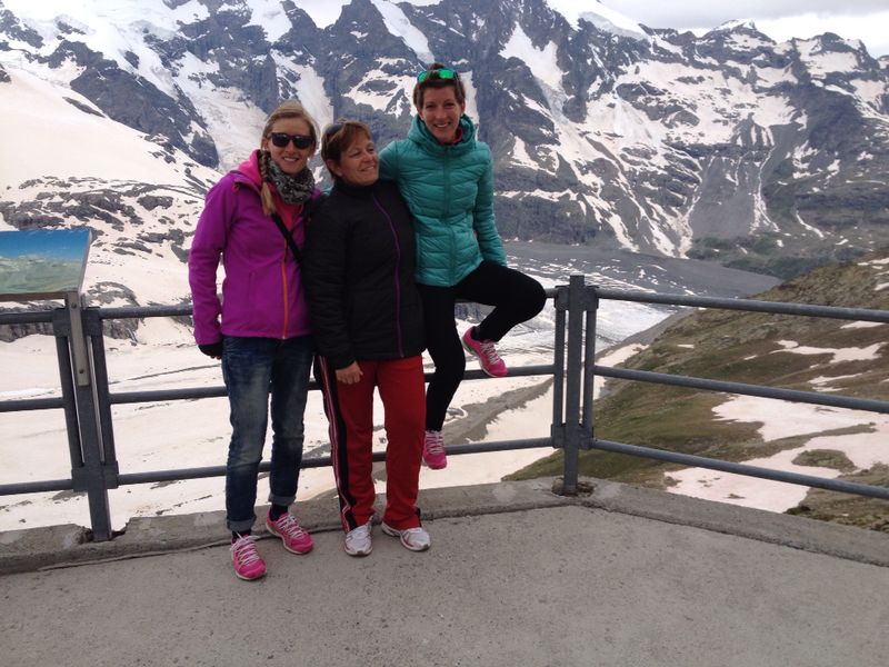 Marie Polli, Christine Celant et Laura Polli (de g. &agrave; dr.) dans les Grisons en juin 2014 [CC/FSM].