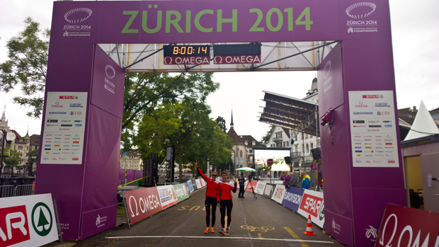 Marie et Laura Polli avant le d&eacute;part le 14.08.2014 &agrave; Zurich [J. Genet].