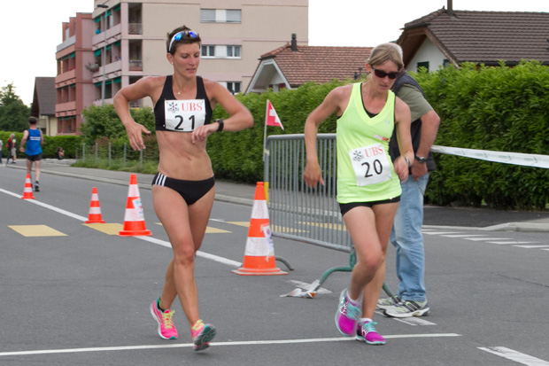 Laura Polli (&agrave; gauche), championne suisse &agrave; Monthey le 30 mai 2015, devant sa soeur Marie [(c) J&eacute;r&ocirc;me Genet / Swisswalking.org]