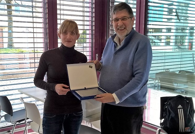 Marie Polli re&ccedil;oit le prix interclubs pour la SAL, d'Alberto Bordoli le 27 f&eacute;vrier 2016 [J&eacute;r&ocirc;me Genet / Swiss Walking]
