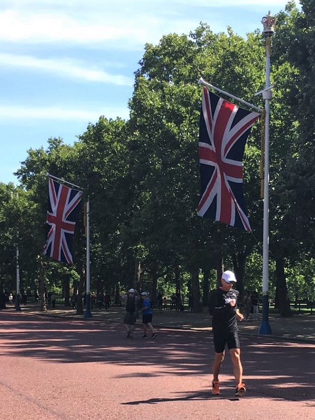 Alex Florez dans les rues de Londres &agrave; l'entra&icirc;nement le 12 ao&ucirc;t 2017 [Marie Polli / Swiss Walking]